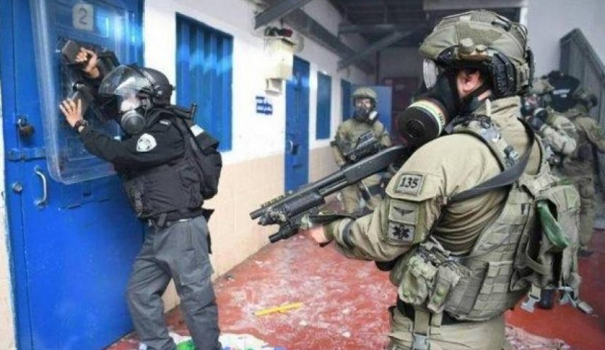 قوات الاحتلال القمعية تقتحم سجن نفحة وتعتدي على الأسرى