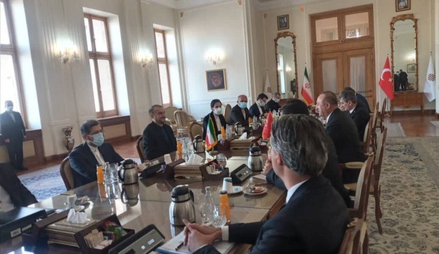 وزير الخارجية يلتقي نظيره التركي في طهران
