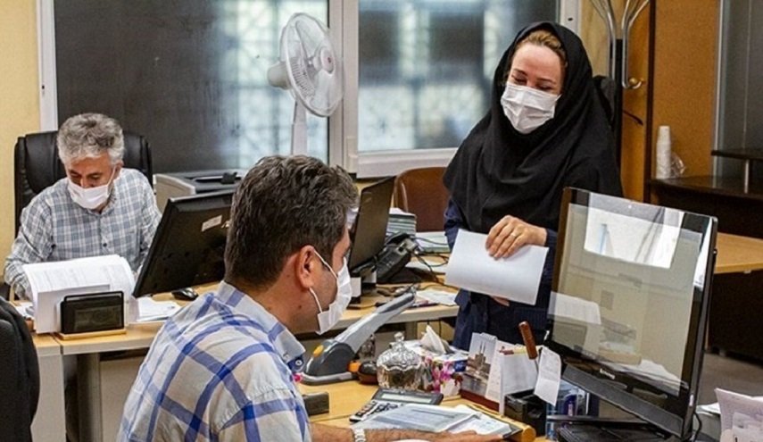 إيران تمنع موظفي الدوائر الحكومية غير المطعمين من الدوام