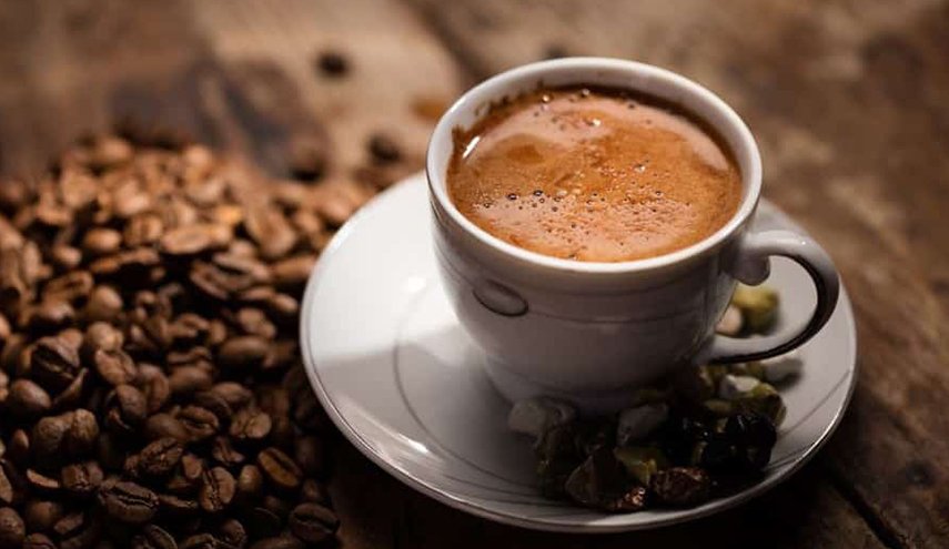 دراسة تربط بين شرب القهوة وزيادة عدد خطوات المشي اليومية!