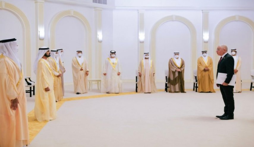 الامارات تعزف نشيد الكيان الاسرائيلي داخل ساحة القصر الرئاسي في أبوظبي