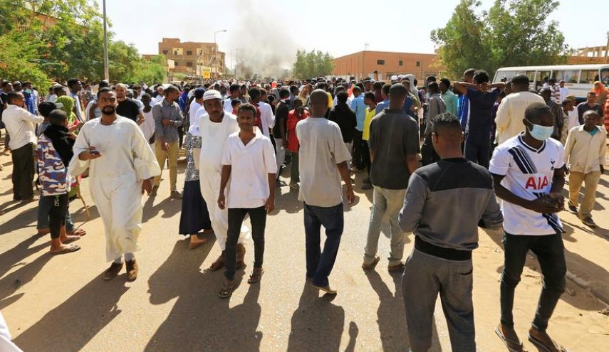 محتجون سودانيون يتعهدون بتصعيد الاحتجاجات ضد حكم العسكر