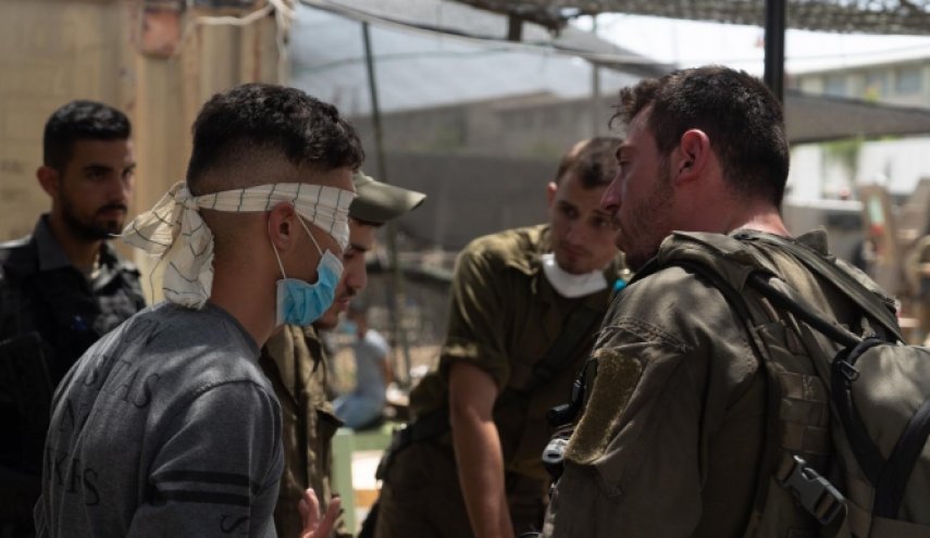 الاحتلال يعتقل ١٢ مواطنا من الضفة والقدس