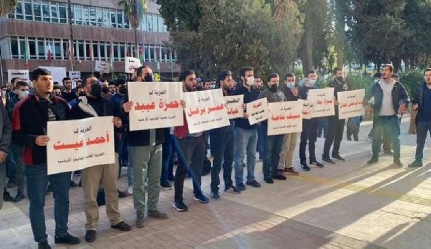  أردنيون يطالبون بإطلاق محتجين على اتفاق 