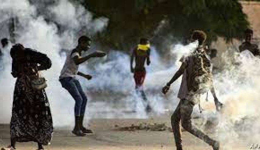 الأمن السوداني يطلق قنابل غاز مسيل للدموع على المتظاهرین 