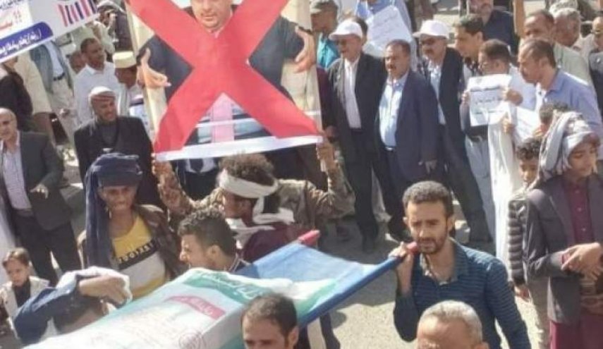 تعز.. إحراق صور 'منصور هادي' بعد وصول القمح لاسعار خيالية