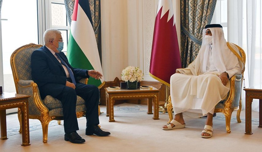 محمود عباس يلتقي أمير قطر في الدوحة