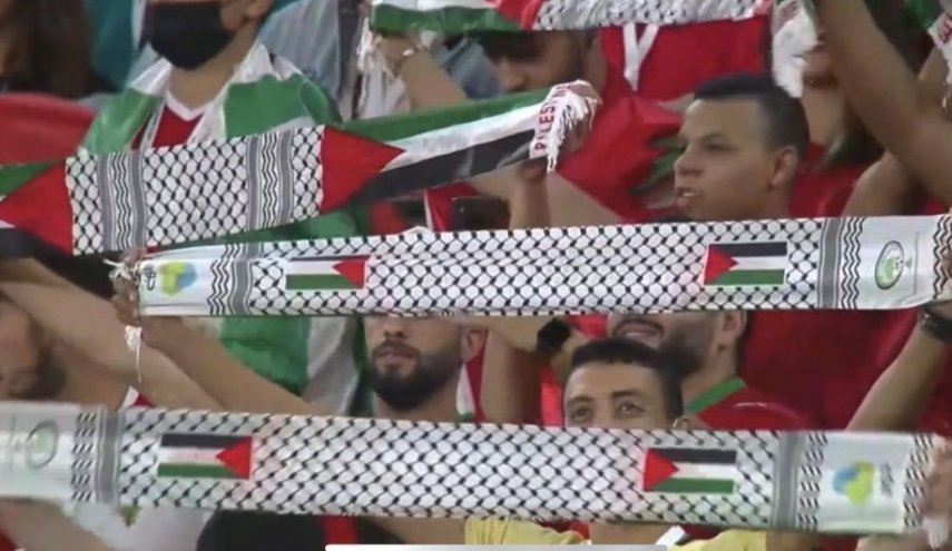 المغاربة يشجعون منتخبهم على الفوز بالعلم الفلسطيني