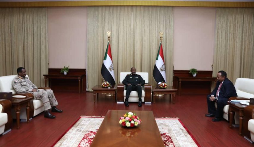 السودان..تفاصيل اجتماع مشترك بين البرهان وحميدتي وحمدوك
