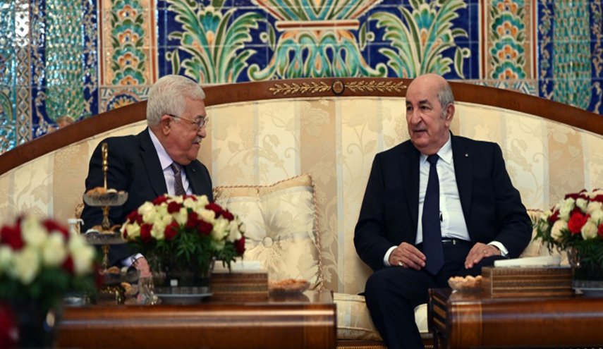 محمود عباس يصل الجزائر في زيارة رسمية 
