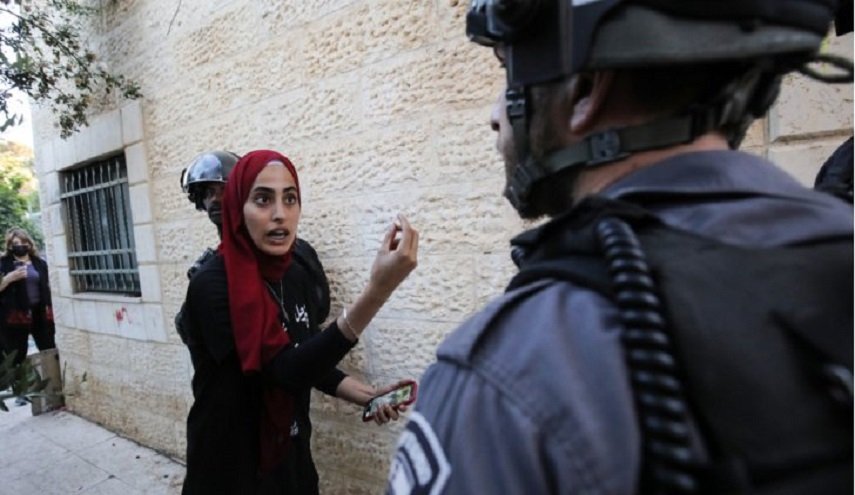 الاحتلال يحقق مع ايقونة المقاومة الفلسطينية في حي الشيخ جراح