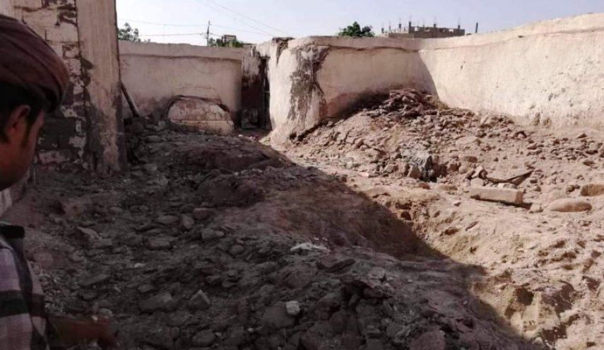 عناصر تكفيرية تفجر الأضرحة الدينية في حيس بالحديدة