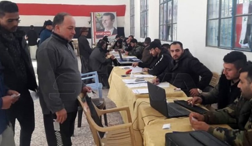 توافد مئات الأشخاص إلى مركز مدينة البوكمال لتسوية أوضاعهم