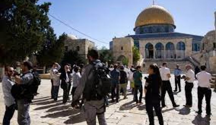 عشرات المستوطنين يقتحمون المسجد الأقصى
