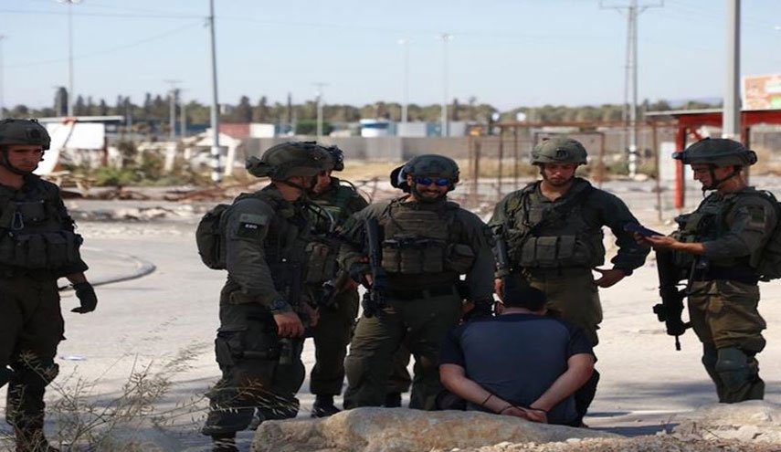 الاحتلال يعتقل عددا من مواطني الضفة والقدس منهم أسرى محررون