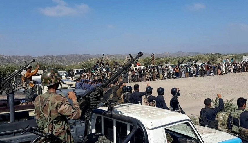 شاهد بالصور..وقفة مسلحة لقبائل ومشايخ ماوية في تعز لمواجهة العدوان السعودي


