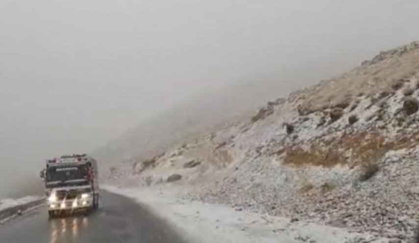 قطع بعض الطرقات الجبلية في لبنان والسبب تراكم الثلوج
