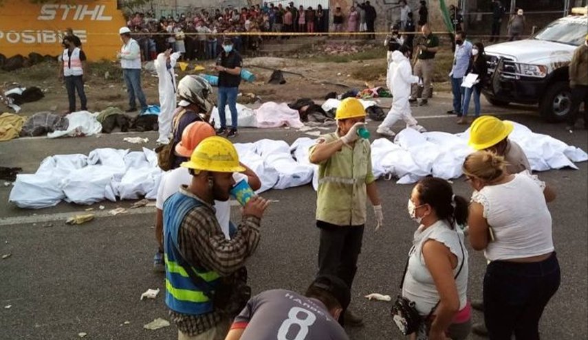 شاهد..مصرع 53 على الاقل اثر انقلاب شاحنة في المكسيك