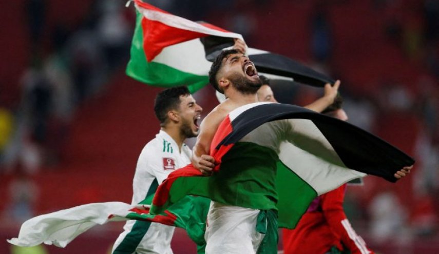 شاهد.. احتفاء فلسطيني بمنتخب الجزائر وبرفعه لعلم فلسطين بعد فوزه على المغرب