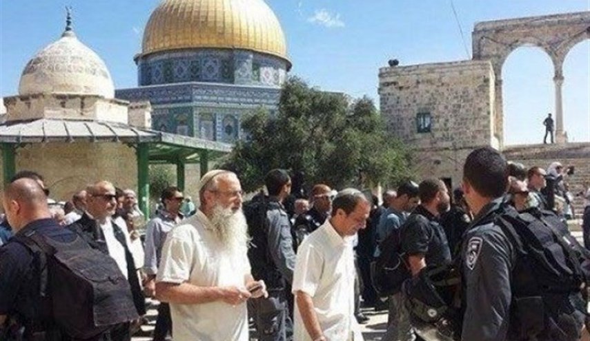 قوات الاحتلال والمستوطنون يقتحمون ساحات الأقصى