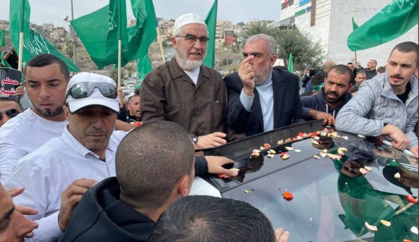 حماس والجهاد الاسلامي يباركان للشيخ رائد صلاح نيل حريته 