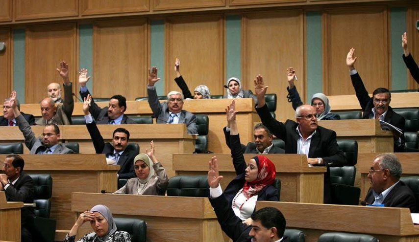 نواب اردنيون يهددون بطرح الثقة بالحكومة إذا لم تتراجع عن 'اتفاق النوايا'