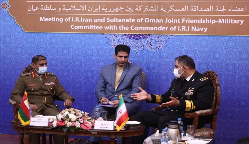 قائدا القوتين البحريتين الايرانية والعمانية يؤكدان على التعاون الثنائي