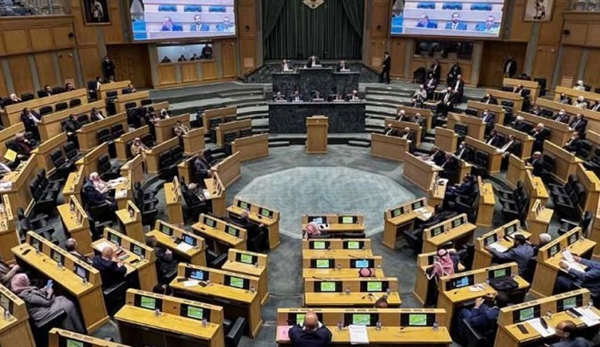 مفاجأة تهز الأردن.. رواتب لأموات ولنساء بوظيفة 'حارس بئر صحراوي'!
