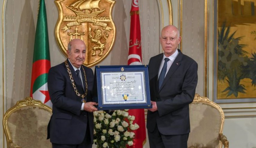 رئيسا تونس والجزائر يشهدان مراسم توقيع 27 اتفاقية ومذكرة تفاهم بين البلدين