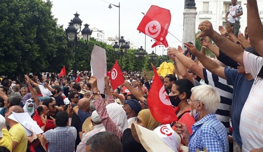 تونس.. 'مواطنون ضد الانقلاب' تهدد بإضراب جوع وسعيد يهاجم القضاء

