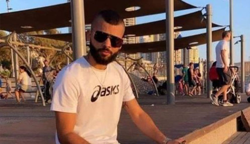 جماهير حاشدة بأريحا تشيع جثمان الشهيد الفلسطيني أمير اللداوي