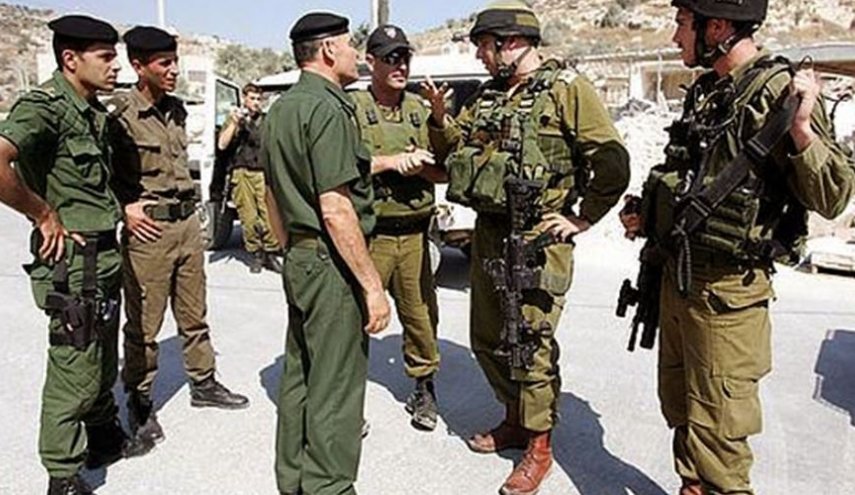 الإحتلال يسلم السلطة الفلسطينية مطلوبين رفعا رايات حماس