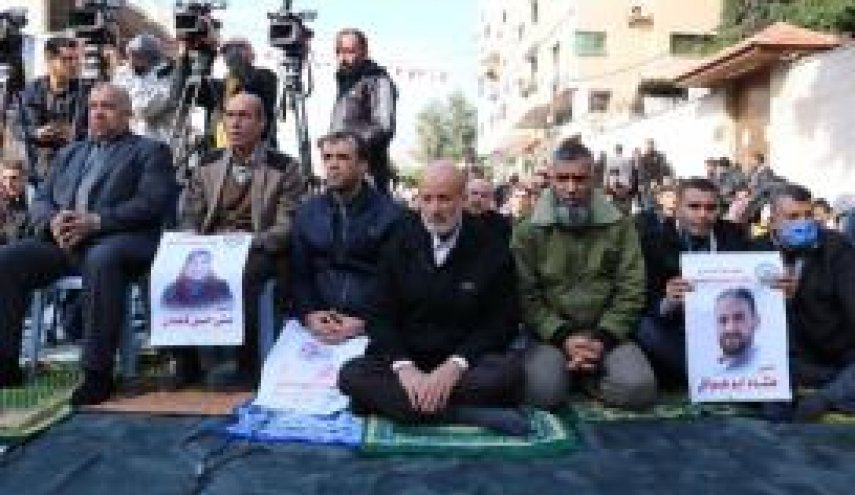تضامنا مع الاسرى.. اهالي غزة يؤدن صلاة الجمعة امام الصليب الاحمر