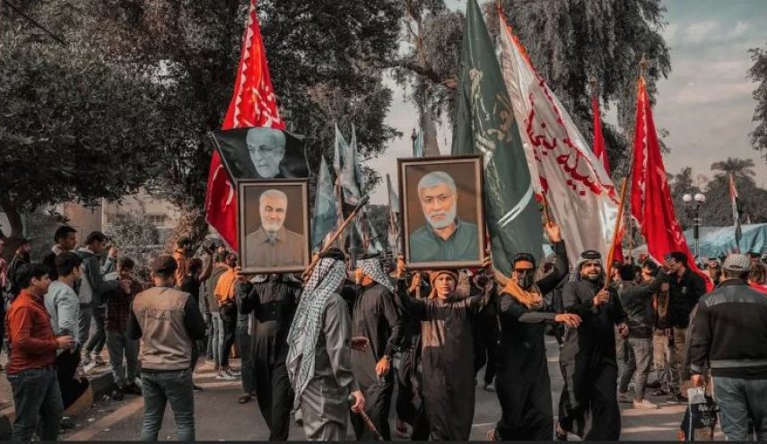 صور قادة النصر تملأ الحشود الجماهيرية الرافضة لنتائج الانتخابات العراقية قرب الخضراء