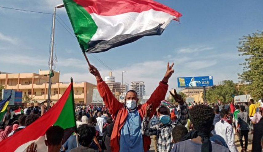 السودان.. المحتجون يعودون إلى الشارع وسط قطع الإنترنت