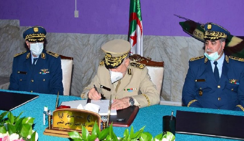 الجزائر.. رئيس أركان الجيش ينصب قائدا جديدا لقوات الدفاع الجوي
