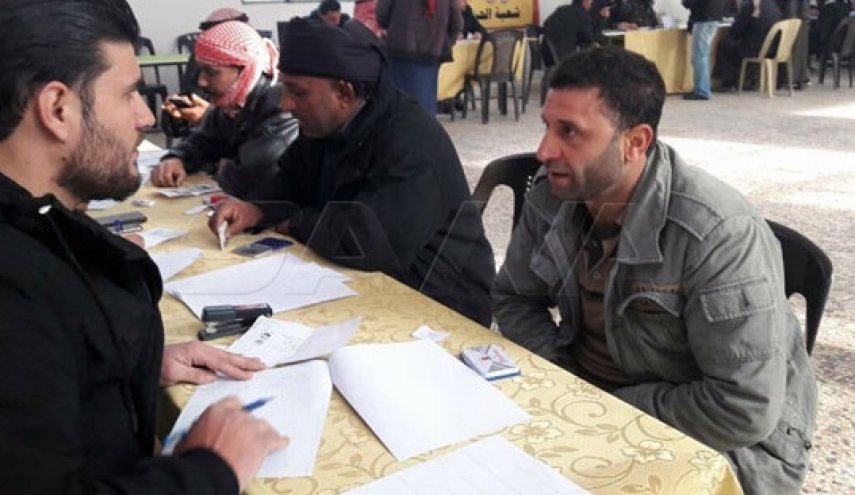 بالصور.. انضمام المئات من أبناء دير الزور لاتفاق التسوية
