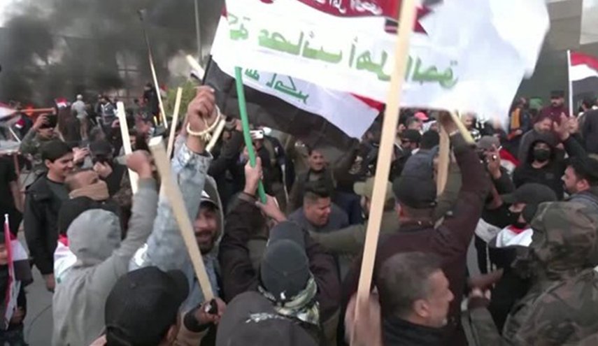 تنديدا بجريمة القائم.. متظاهرون يحرقون مجسما للسفارة الأميركية في بغداد