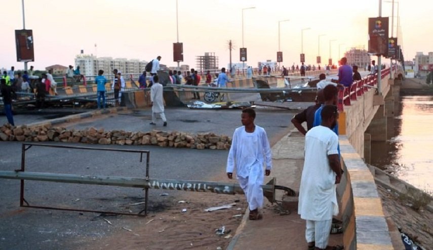 السودان.. إغلاق الجسور وانقطاع الانترنت قبيل مظاهرات الخرطوم
