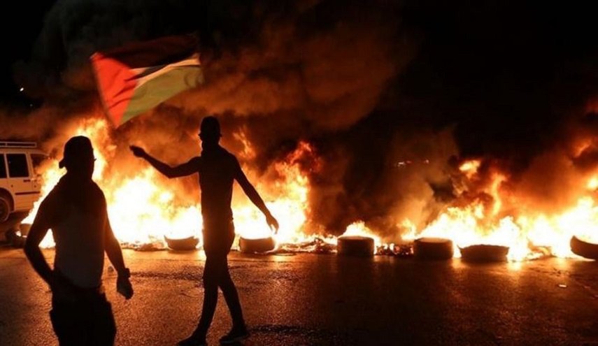 مقاومون فلسطينيون يمطرون حاجزا للاحتلال في جنين بالرصاص