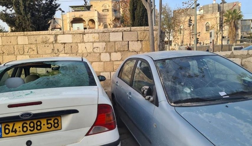مستوطنون يرشقون سيارات الفلسطينيين بالحجارة في الضفة الغربية