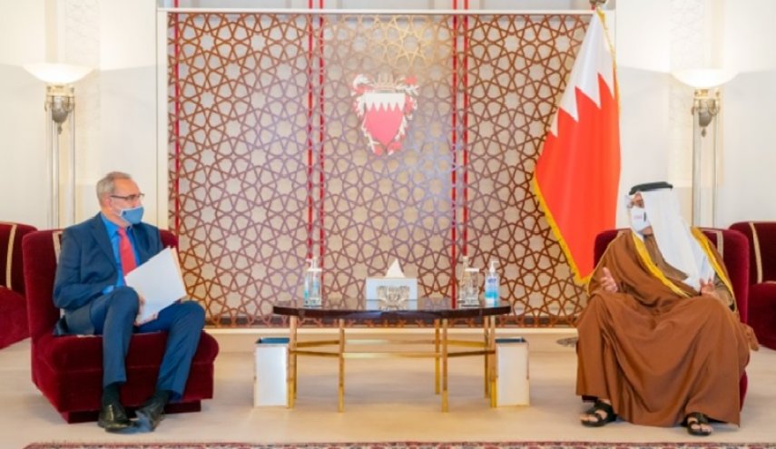ولي عهد البحرين يلتقي سفير الكيان الإسرائيلي لدى المملكة
