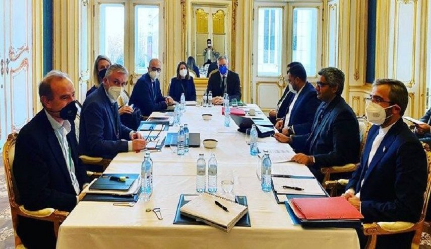 باقري كني يلتقي مورا وممثلي الترويكا الاوروبية في فيينا