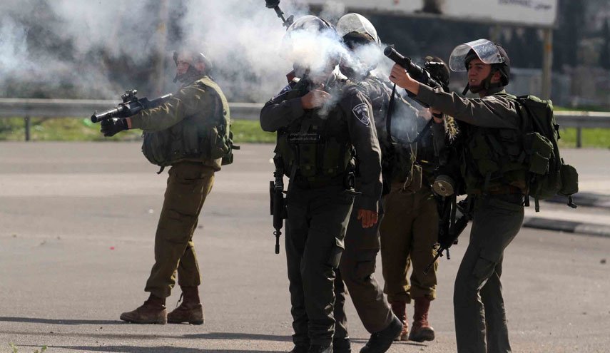 إصابة 12 فلسطينيا في مواجهات مع جنود الاحتلال شمال البيرة