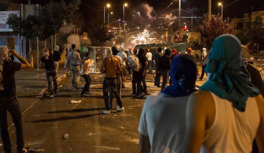 مقاومون فلسطينيون يطلقون النار صوب جيش الاحتلال بمخيم جنين