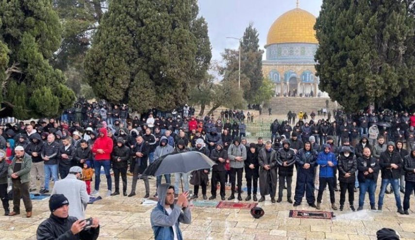 حضور دهها هزار نمازگزار فلسطینی در مسجدالاقصی
