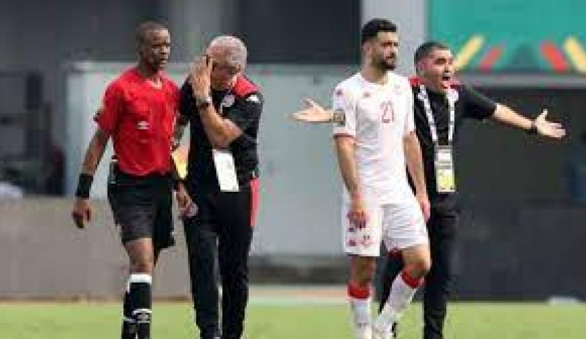 حكم 'فضيحة' في مباراة هامة لمنتخب عربي!