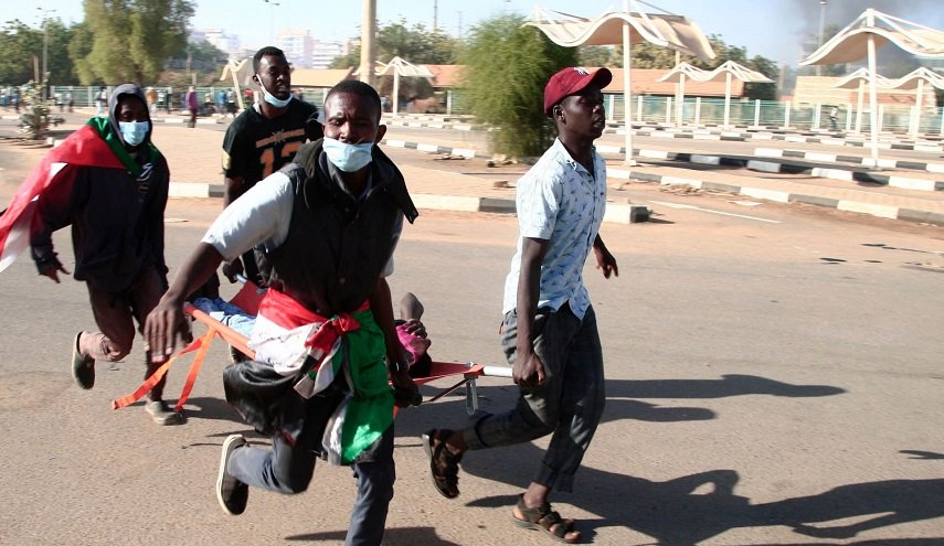 مقتل 3 أشخاص في تظاهرات ضد الإنقلاب العسكري في السودان
