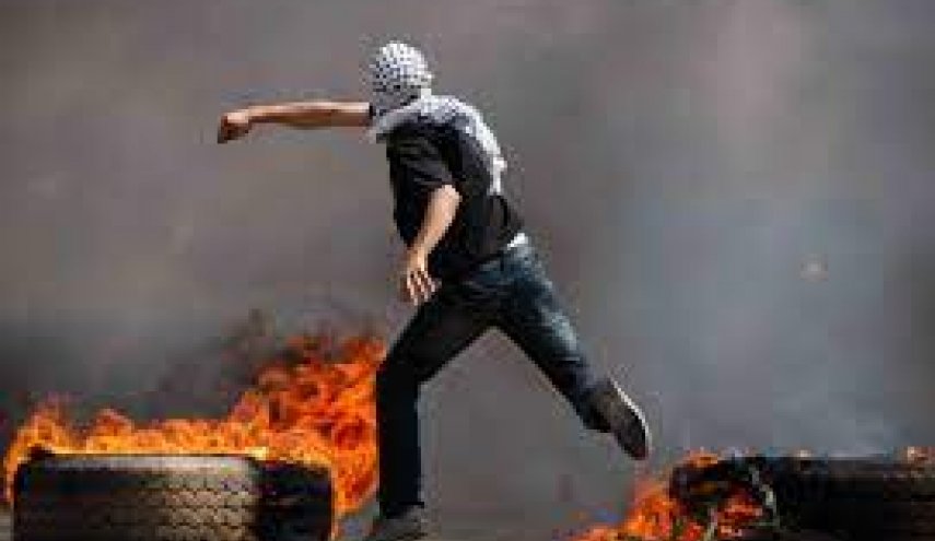 اندلاع مواجهات بين فلسطينيين وقوات الاحتلال قرب مخيم قلنديا 