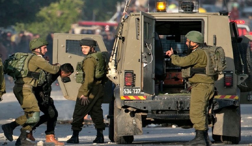 الاحتلال يعتقل عشرات الفلسطينيين بالضفة والقدس المحتلتين